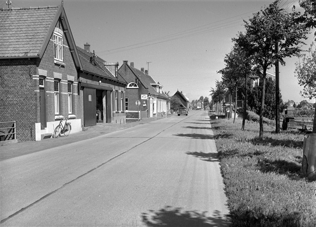 Waarschijnlijk de Strijenseweg in 's-Gravendeel, 1961