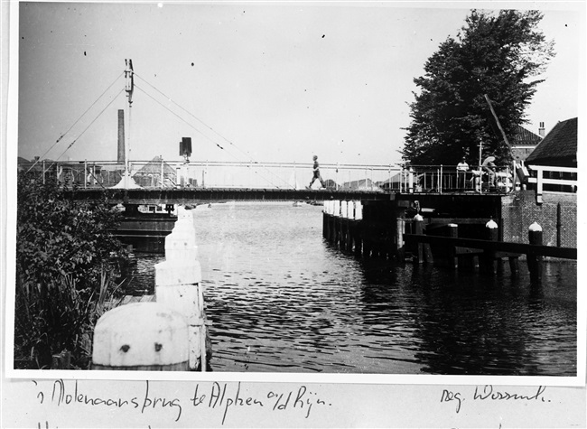 De oude 's-Molenaarsbrug over de Heimanswetering. De draaibrug is in 1958 vervangen door een dubbele basculebrug.