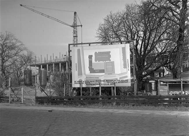 Informatiebord met de aankondiging van het nieuwe provinciehuis: ‘Dit wordt de zetel van het Provinciaal Bestuur van Zuid Holland.’