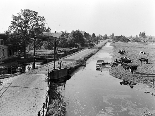 Bloemendaalseweg met ophaalbrug in Waddinxveen, 1948