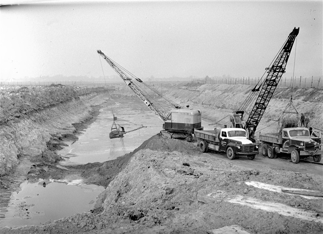 Zandafgraving voor een nieuwe afvalput, naast de bestaande vuilstortplaats van de gemeente Leiden, aan de Haarlemmertrekvaart nabij de Noordwijkerhoek.
