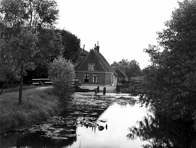 Een boerderij aan de Weipoortse Vliet in Weipoort bij Zoeterwoude.