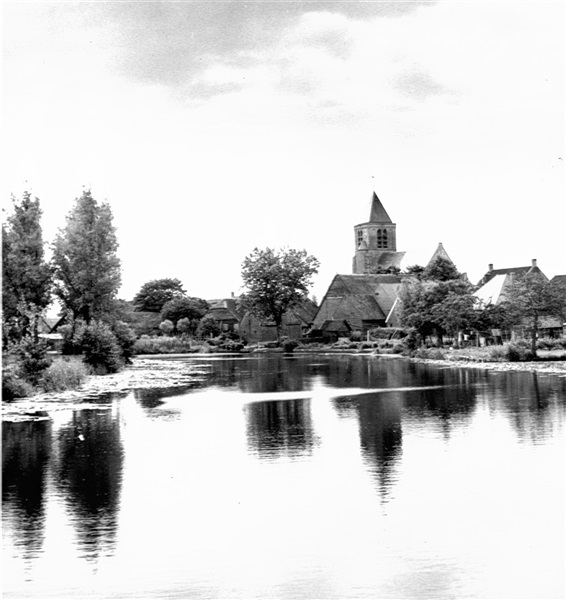 Giessenburg met de hervormde kerk, gezien vanaf de Giessen.