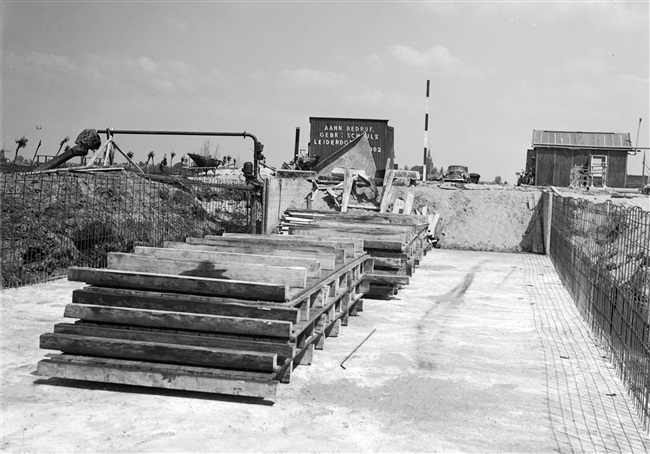 Aanleg van de provinciale weg nr. 30 van Bergambacht naar Krimpen aan den IJssel, door de Provinciale Waterstaat.