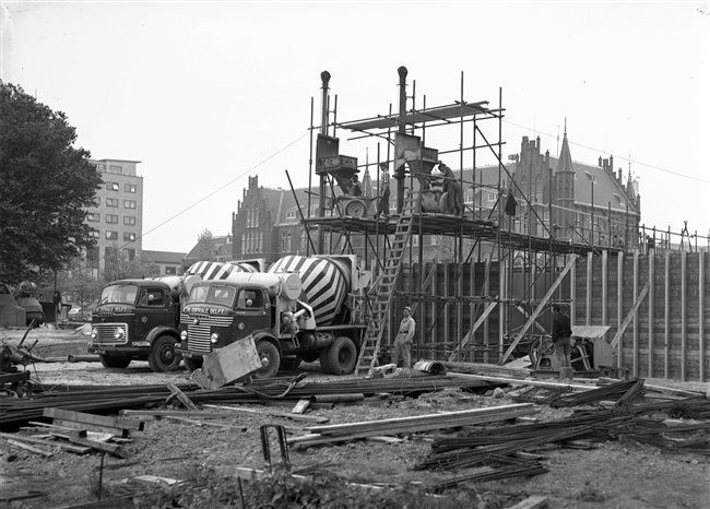 Het storten van de middenpijler van de eerste St. Sebastiaansbrug. Op de achtergrond het voormalige laboratorium van de Afdeling Physica en Electrotechniek van de Polytechnische School.