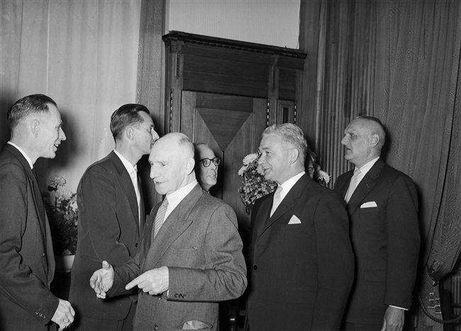 Viering van het jubileum van de Bond Provincieambtenaren, in het provinciehuis aan het Korte Voorhout 1. Rechts de heer mr. F.A. Helmstrijd, griffier van de Provinciale Staten van Zuid-Holland.