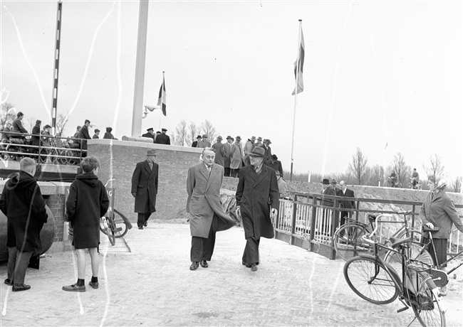 Klaasesz bij opening van Lammebrug in Leiden, 1960