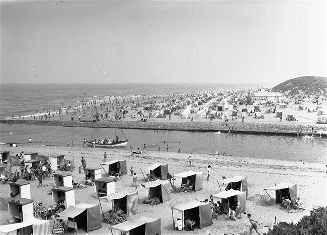 Mensen op het strand bij Katwijk. De provincie Zuid-Holland maakt stranden beter bereikbaar door het aanleggen of verbeteren van wegen ernaartoe.