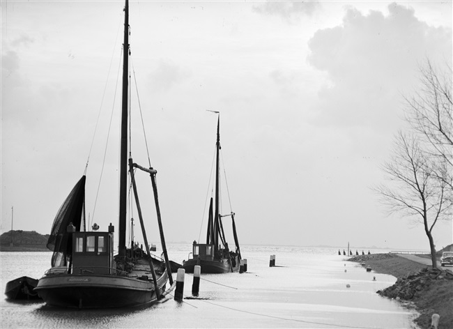 Boten in de met ijs bedekte haven