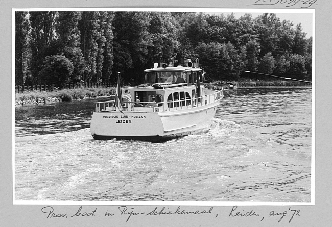 Motorjacht de Provincie Zuid-Holland bij Leiden, 1972
