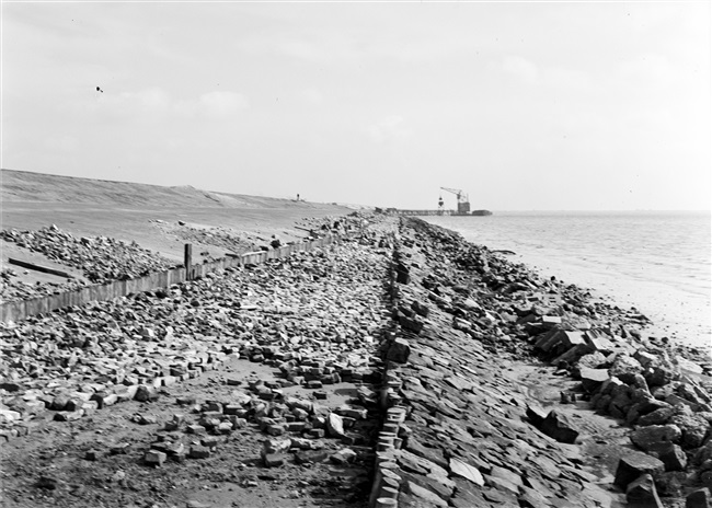 Dijkbouw bij Galathese haven op Goeree-Overflakkee, 1953