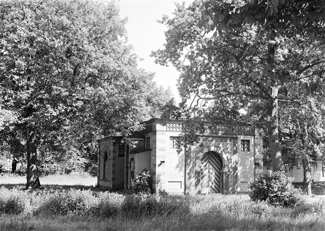 Gebouw van Haagsche Dierentuin in Den Haag, 1958