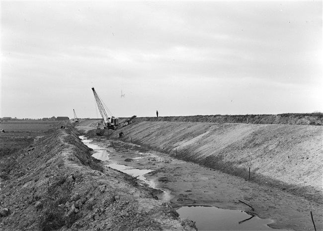 Met behulp van draglines wordt de Zuidlandse dijk versterkt