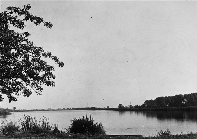 Uitzicht over de Waal bij Heerjansdam, 1946