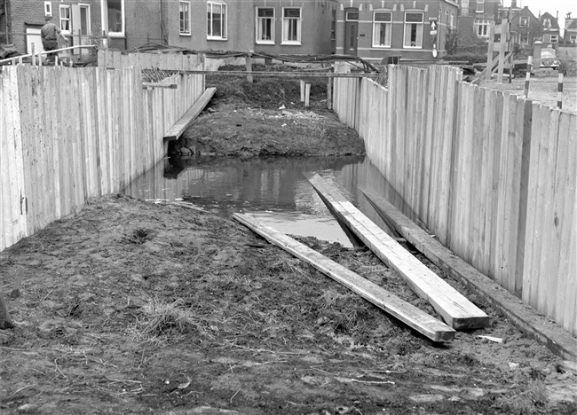 De bouw van een voetgangerstunnel onder de provinciale weg N207.