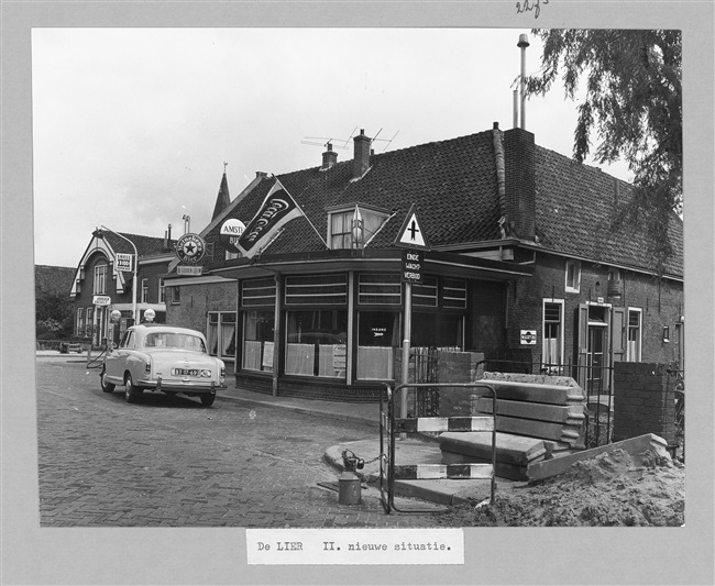 De Hoofdstraat in De Lier met café De Gouden Leeuw