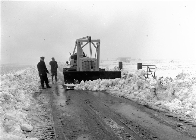 Kantonniers ruimen sneeuw op Klapwijkseweg in Berkel, 1963