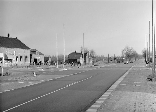 Groene Kruisweg en tramstation in Rhoon, 1961