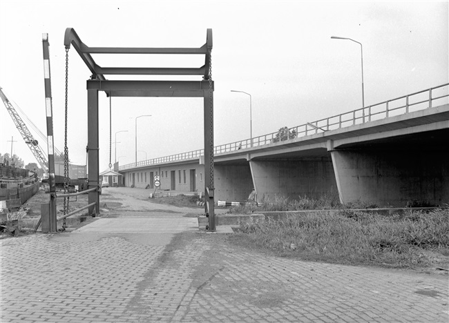 Oorspronkelijke titel 'weg nr. 26', maar dit was de S25 (huidige N207). Onder het viaduct waren gehuisvest de monteurs van bruggen en sluizen en de medewerkers die de verkeersmaatregelen en verkeersborden plaatsten op de provinciale wegen. Ook was hier de opslag van tel- en meetapparatuur voor verkeerstellingen.