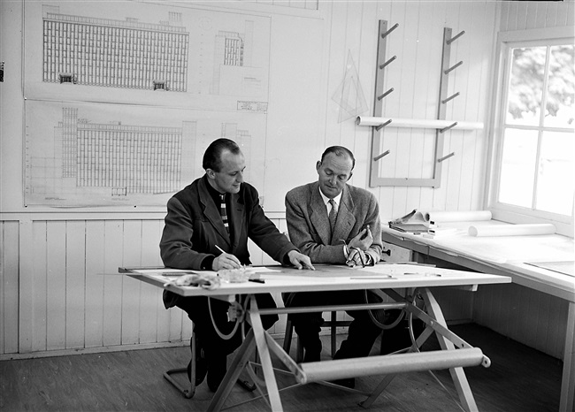 Architecten tekenen aan het provinciehuis in Den Haag, 1958