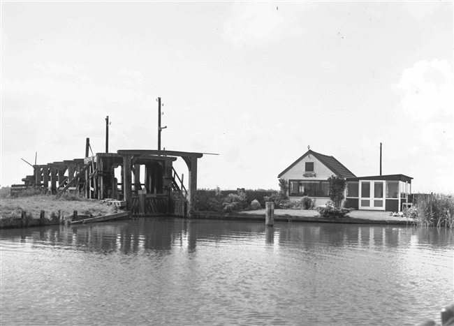 Het Bleiswijkse Verlaat aan de Rottedijk. De schutsluis vormt de vaarverbinding tussen de Rotte en de Lange Vaart. De sluis wordt niet meer bediend.
