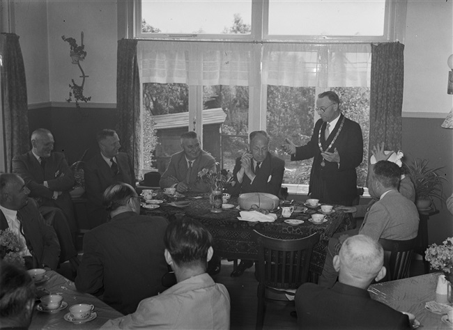Werkbezoek van de Provinciale Staten van Zuid-Holland. Willem Timmerman, burgemeester van Meerkerk, biedt de Statenleden een kaas aan. Links van hem Lodewijk Albert Kesper, commissaris van de Koningin.