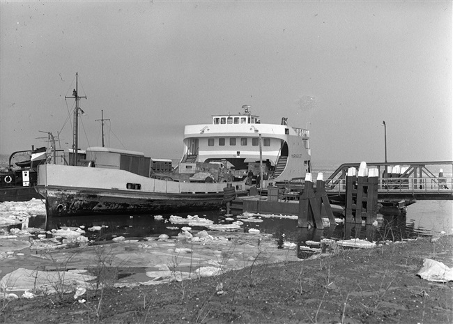 Veerboot Haringvliet in Middelharnis, 1963