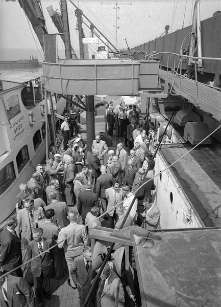 Leden van de Provinciale Staten van Zuid-Holland maken een boottocht met een Spido rondvaartboot, tijdens een werkbezoek.