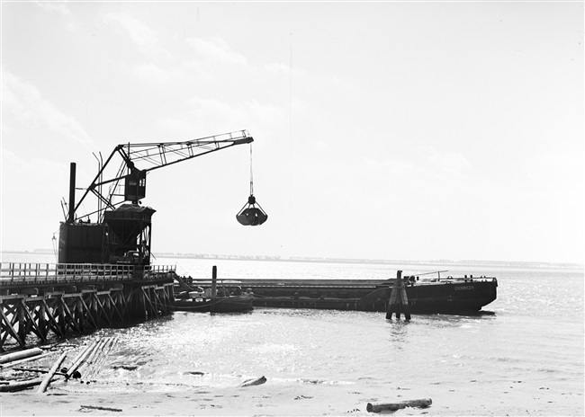 Overladen van zand voor dijkbouw op Goeree-Overflakkee, 1953