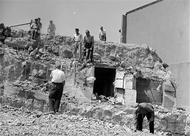 Slopers slopen bunker aan Koningskade in Den Haag, 1955