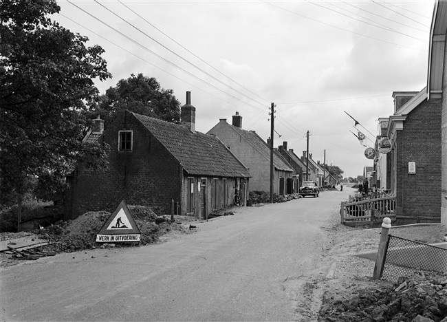 Werkzaamheden worden uitgevoerd voor het versterken van de dijk.