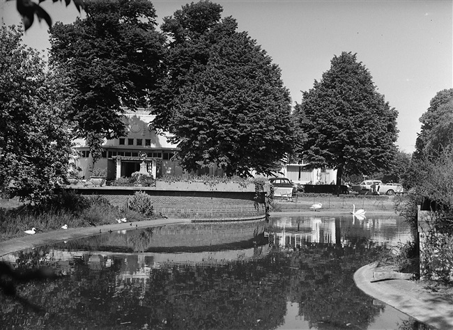 Vijver en gebouw van Haagsche Dierentuin, 1958