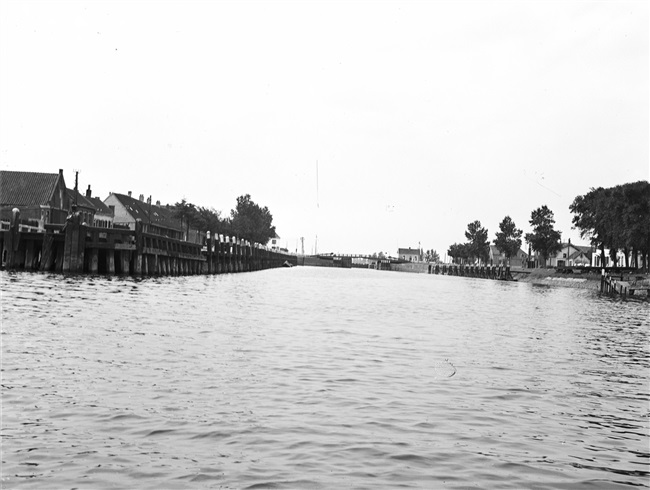 De Brielse Maas. In 1950 is deze afgedamd. Vanaf die tijd is de Brielse Maas, beter bekend als het Brielse Meer, een binnenwater.