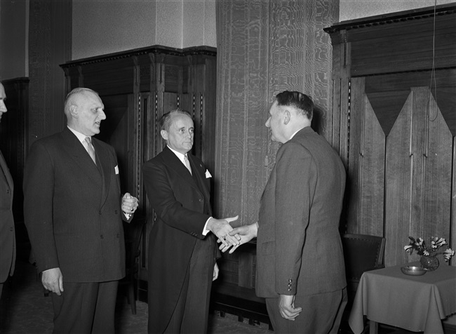 Jan Klaasesz, nieuwe commissaris van de Koningin in Zuid-Holland (midden), maakt kennis met Statenleden, tijdens een kennismakingsreceptie aan het Korte voorhout 1. Naast hem mr. F.A. Helmstrijd, griffier van de Provinciale Staten.