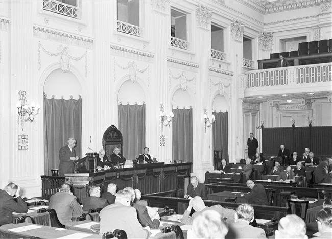 Vergadering van de Provinciale Staten van Zuid-Holland in de vroegere zaal van de Tweede Kamer. Voorzitter is Jan Klaasesz, commissaris van de Koningin.