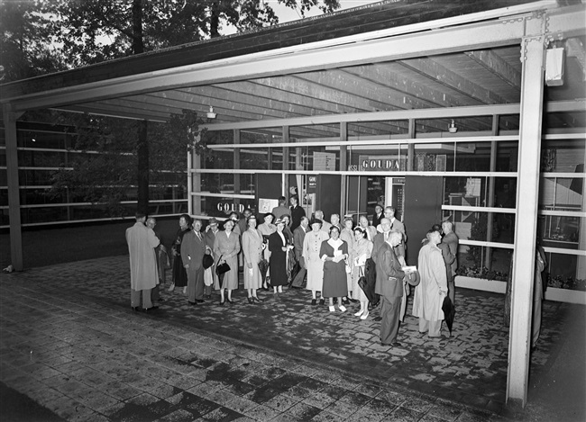 Statenleden bezoeken Nationale Energie Manifestatie, 1955