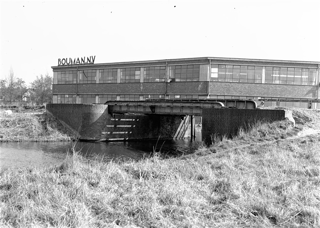 Firma Bouman N.V. in het vroegere dorp Kralingse Veer. Voor het gebouw zal een weg op zandpalen (Abram van Rijckevorselweg) worden aangelegd.