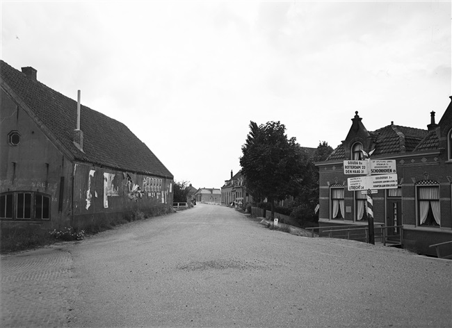 Oude situatie. De Gouderaksedijk in de richting van Haastrecht, gezien vanaf de kruising Oudebrugweg en Goudseweg.
