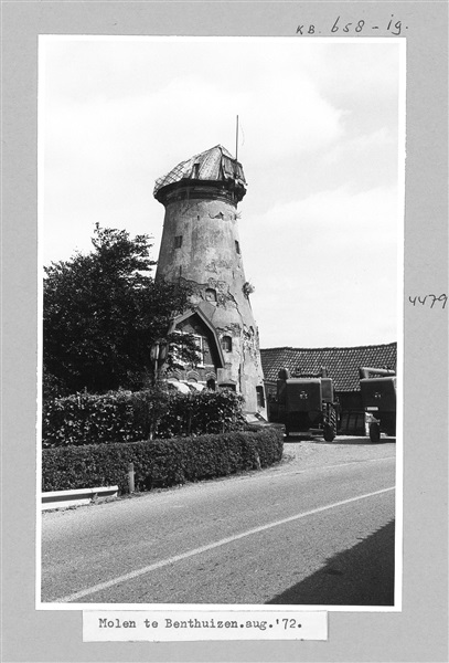 Korenmolen De Haas aan de Dorpsstraat in Benthuizen, 1972