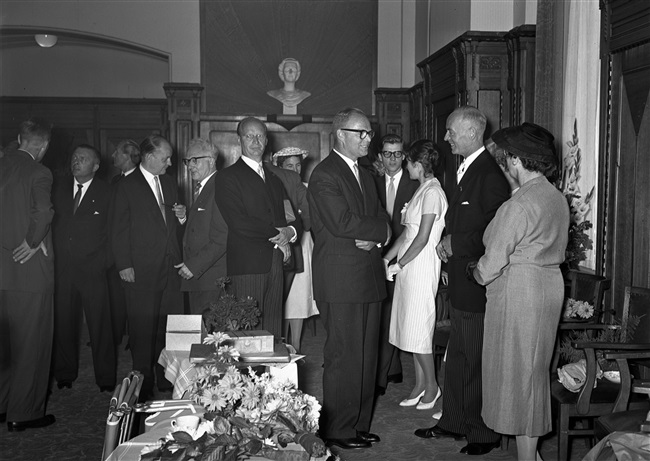 Ambtsjubileum van de heer Broekhoven, medewerker van de provincie Zuid-Holland, in het gebouw aan het Korte Voorhout 1.