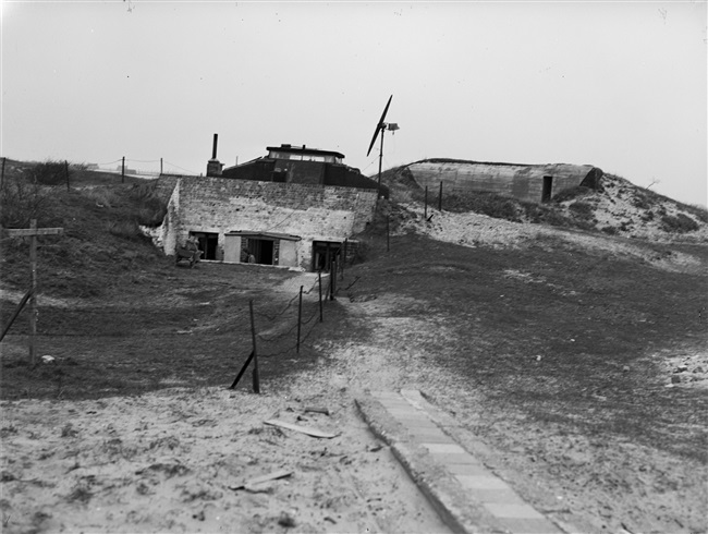 Bunkerwoning bij Nieuwlandsedijk in Hoek van Holland, 1950