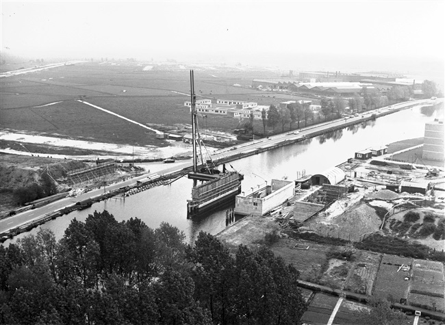 Bouw van de Zijlbrug in Leiden, 1966