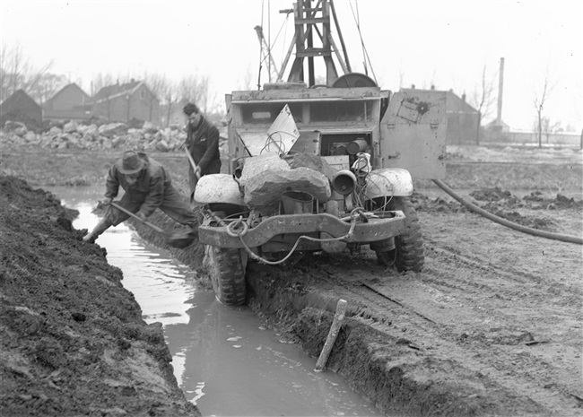 Aanleg van een provinciale weg door de Provinciale Waterstaat.