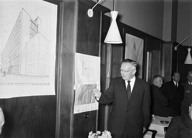 De tekeningen van het nieuwe provinciehuis worden getoond tijdens een receptie van de Gedeputeerde Staten.