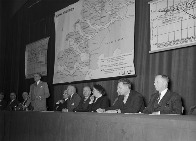 Jan Klaasesz spreekt op de Deltadag in het Kurhaus, 1956