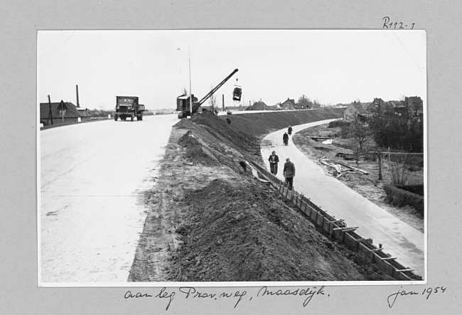 Aanleg parallelweg langs de Maasdijk/N220 bij Maasdijk, 1954