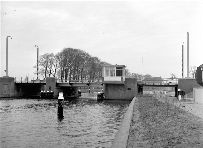 De Lammebrug met bedieningshuis in Leiden, 1961