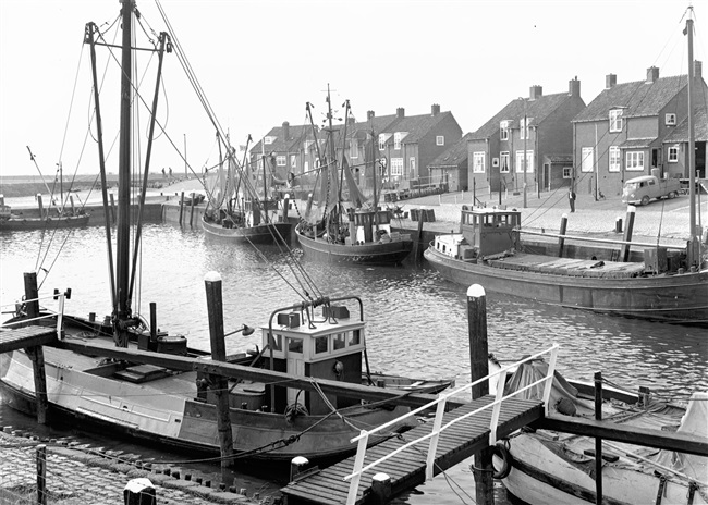 De haven van Ouddorp met vissersboten, 1964