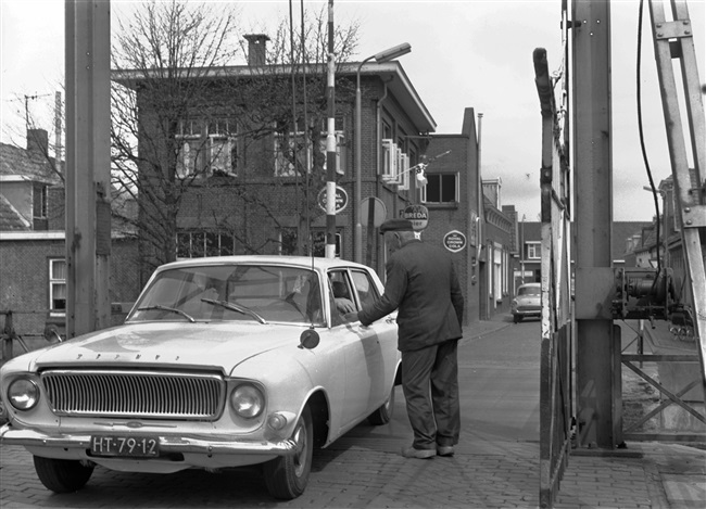 Automobilist betaalt tol op tolbrug in Nieuwerbrug, 1967