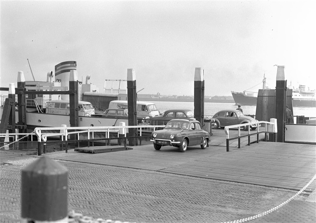 Auto’s en busjes verlaten de veerpont, 1963